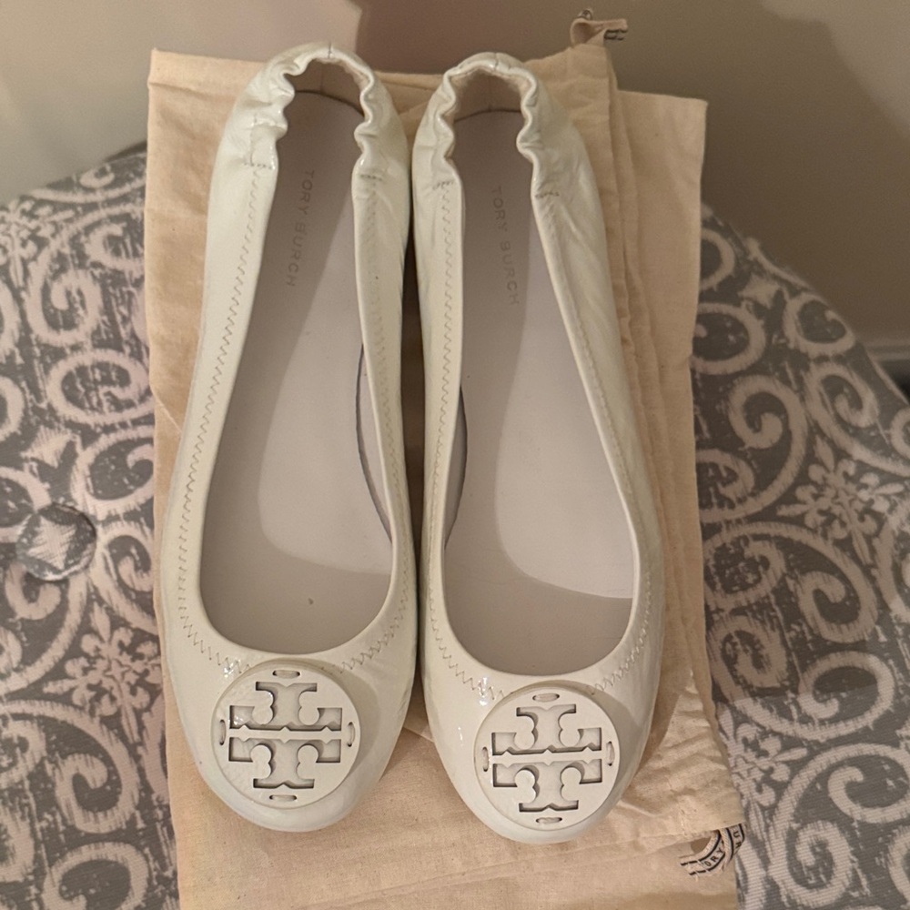 Tory Burch patent leather gardenia white Minnie Travel Ballet with logo